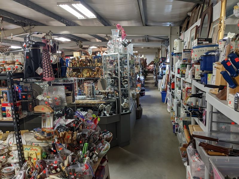 7 Gigantic Swap Meets In Connecticut That'll Make Your Thrifting Dreams Come True - Decor Hint Bethlehem Indoor Flea Market, Bethlehem