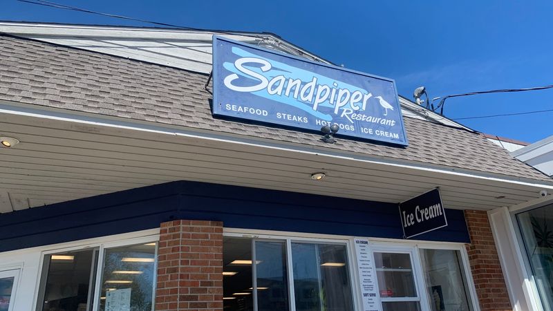 Connecticut Diners Are Talking About The Crispy Fried Shrimp At This Local Spot - Decor Hint A Shoreline Seafood Favorite