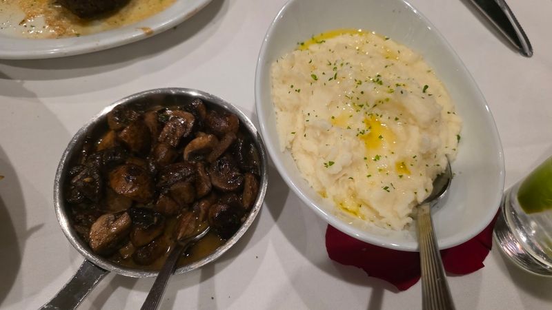 This Connecticut Steakhouse Packs Massive Flavor Into Every Single Steak - Decor Hint Sides That Steal The Show