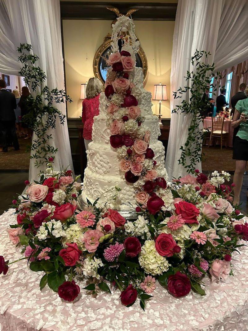 Wedding Cakes That Earn Gasps Before The First Bite