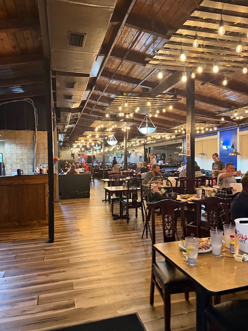This Seafood Buffet In Tennessee Offers The Crispiest Fried Shrimp You'll Ever Taste - Decor Hint What To Know Before You Go