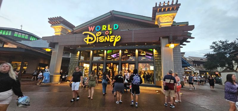The Florida restaurant that turns an ordinary meal into a full-on dinosaur adventure - Decor Hint The location within Disney Springs makes it even better