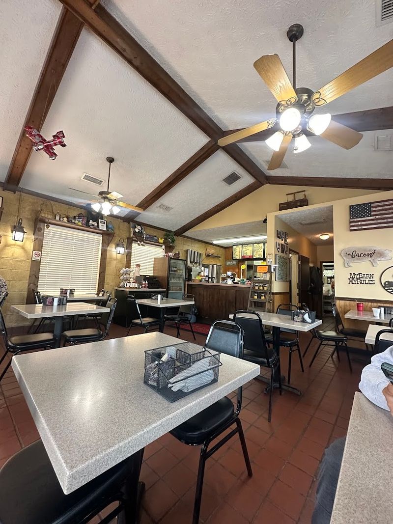 You Haven't Truly Lived Until You've Tried The Biscuits And Gravy At This Georgia Gem - Decor Hint Prices That Make Breakfast Feel Like A Treat, Not A Splurge