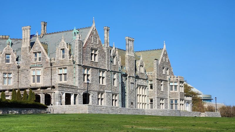 A Waterfront Campus Made For Wandering
