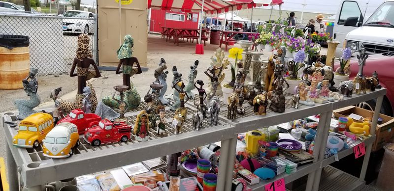 This Iconic Illinois Flea Market Is A Dream Destination For Treasure Hunters - Decor Hint Vintage Treasures And One-Of-A-Kind Antique Finds