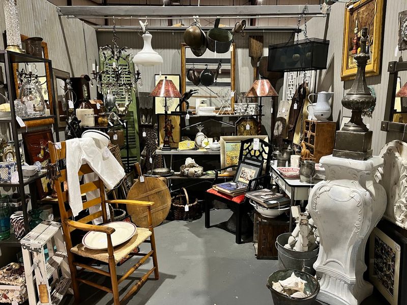Shoppers Can Lose Hours Hunting For Vintage Treasures At This Huge Connecticut Antique Center - Decor Hint Vintage Browsing Without The Rush