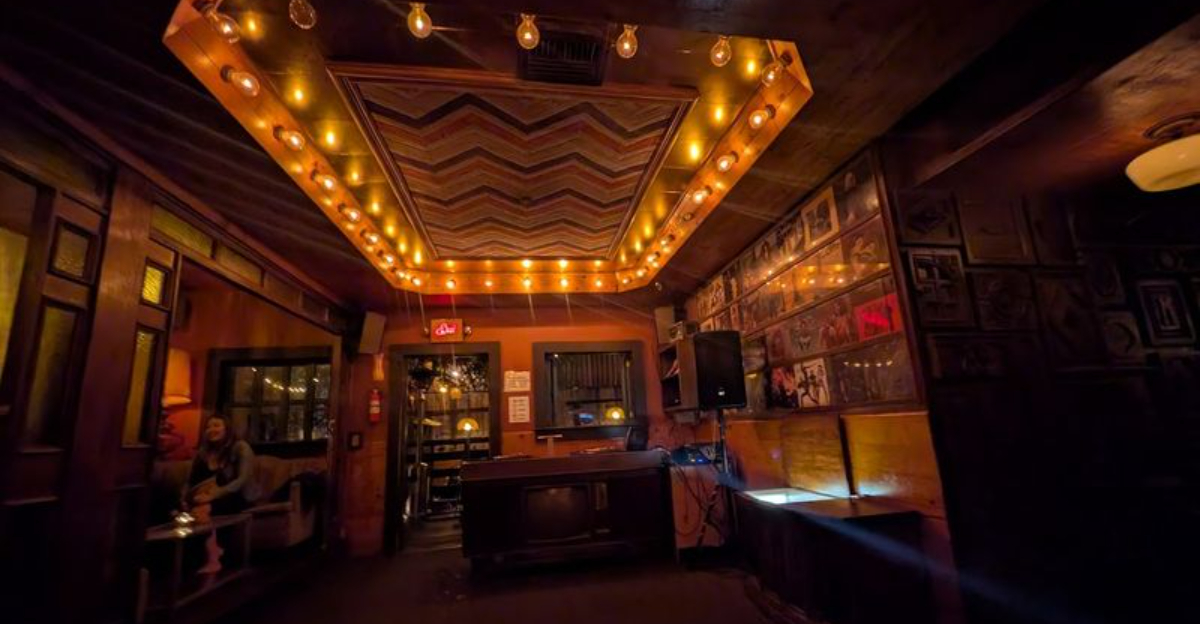 Everything About This 70s Themed Lounge In California Feels Seriously Groovy - Decor Hint