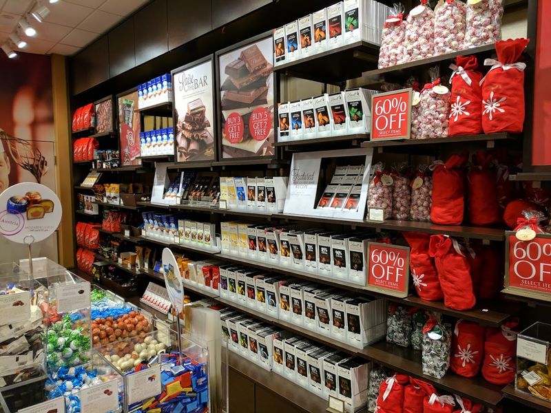 One Connecticut Shopping Destination Feels Practically Endless - Decor Hint Seasonal Visits And Best Times to Go