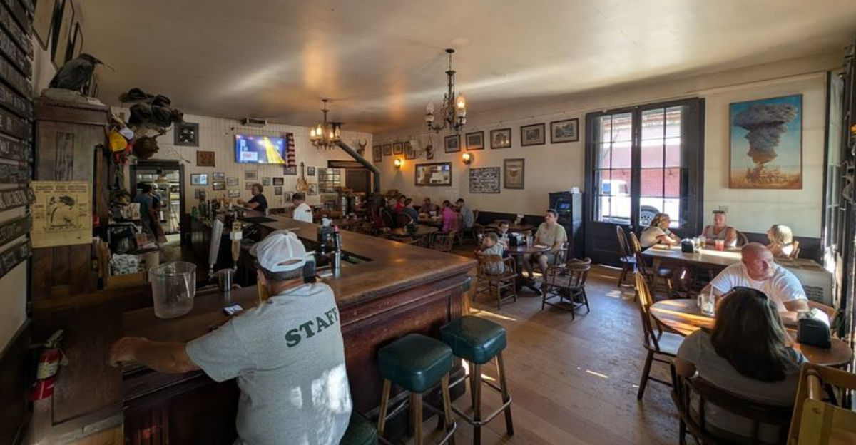 Few People Know About This Incredible Mountainside Saloon Hidden Away In California - Decor Hint