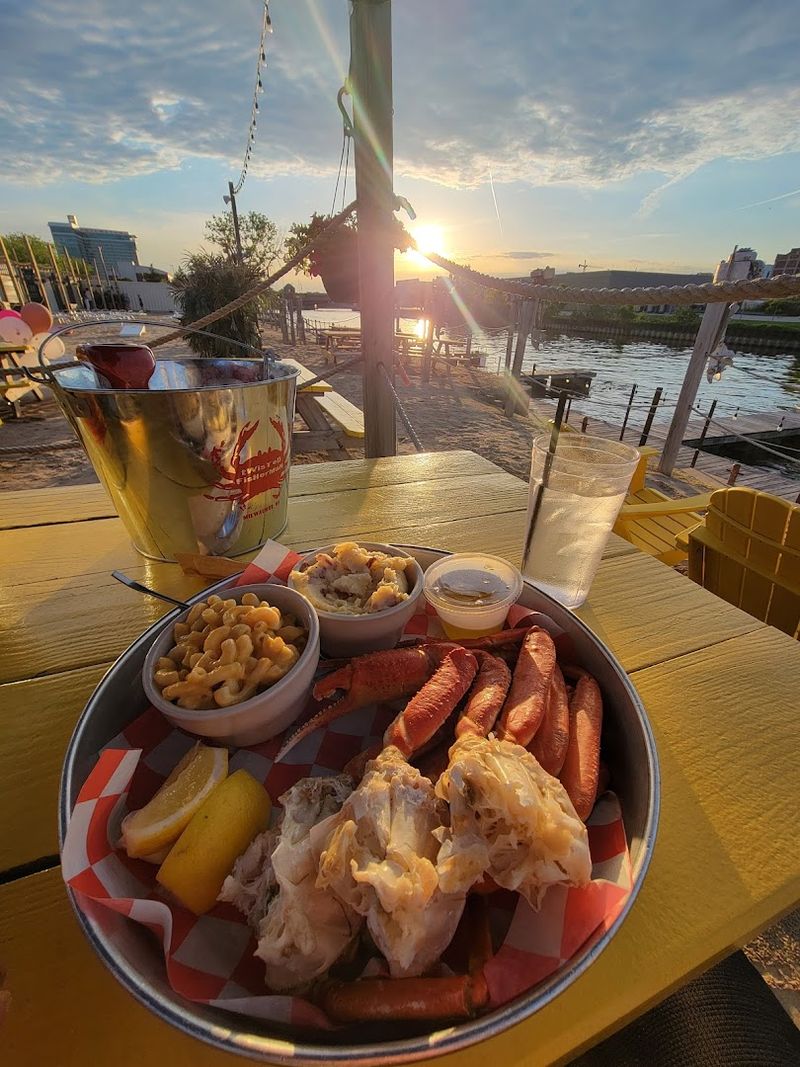 The Seafood At These 9 Wisconsin Restaurants Is Worth Going Out Of Your Way For - Decor Hint Twisted Fisherman