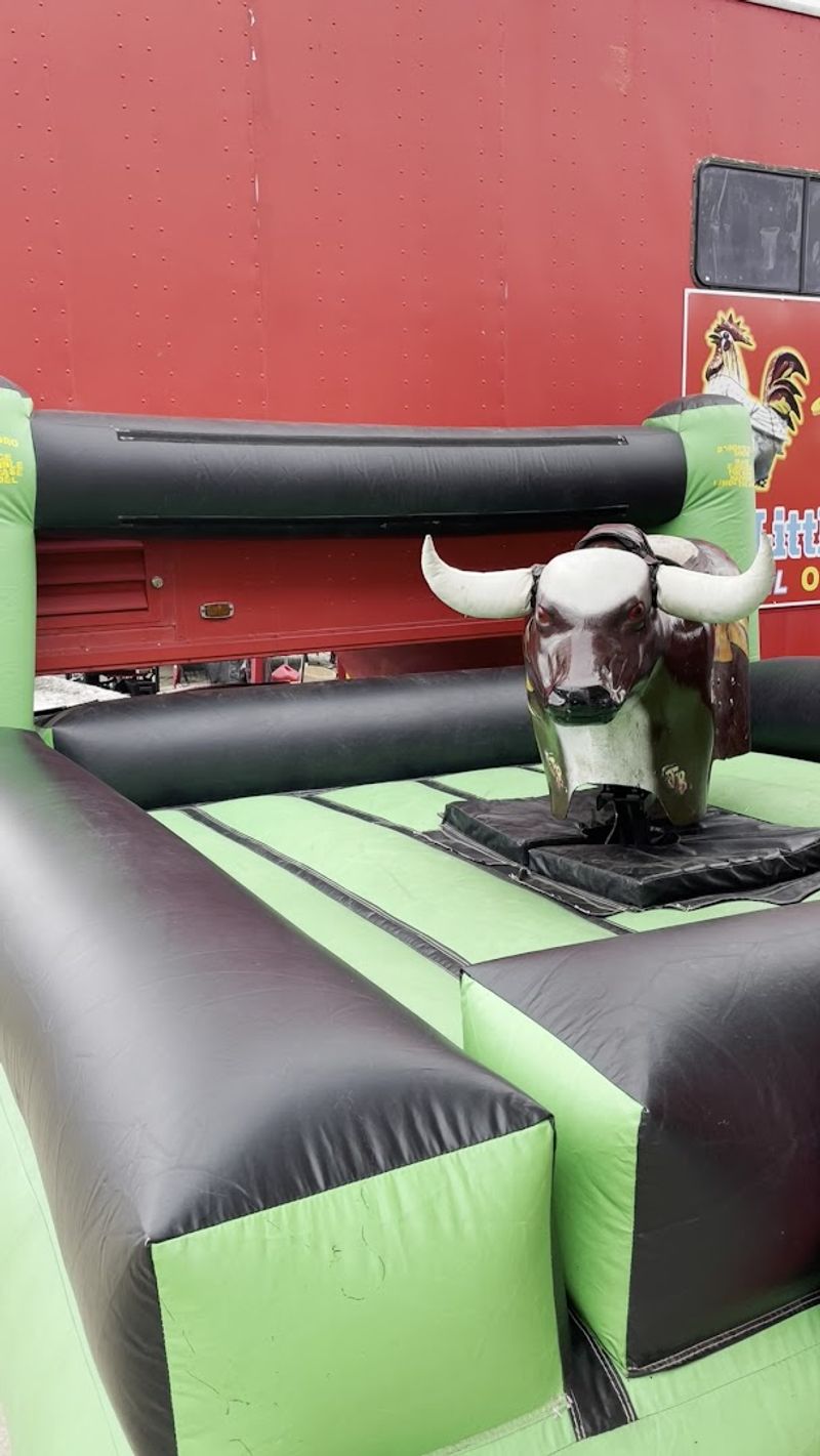 This Iconic Illinois Flea Market Is A Dream Destination For Treasure Hunters - Decor Hint Entertainment And Rides That Bring The Whole Family