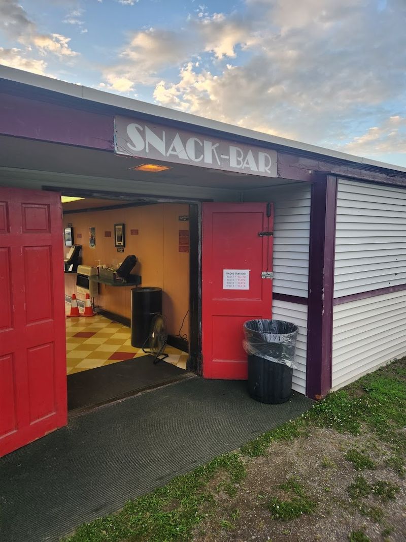 This Classic Vermont Drive-Ins Still Knows How To Draw A Crowd - Decor Hint The Snack Bar Is Worth The Line