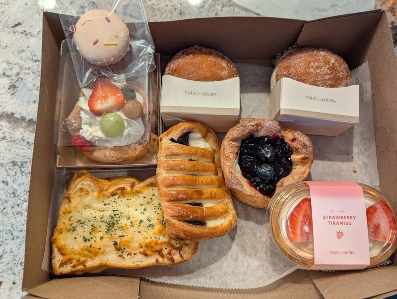 This Nebraska Bakery Makes Flaky Pastries Feel Like A Full-Blown Dessert Hunt - Decor Hint Grab-And-Go Still Feels Special Here