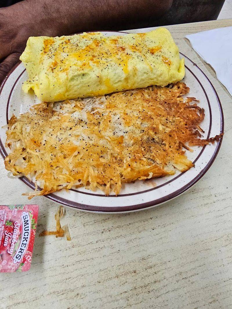 We Found A Cozy Nebraska Diner That Still Serves An Old-Fashioned Breakfast - Decor Hint Loaded Omelets That Earn The Name