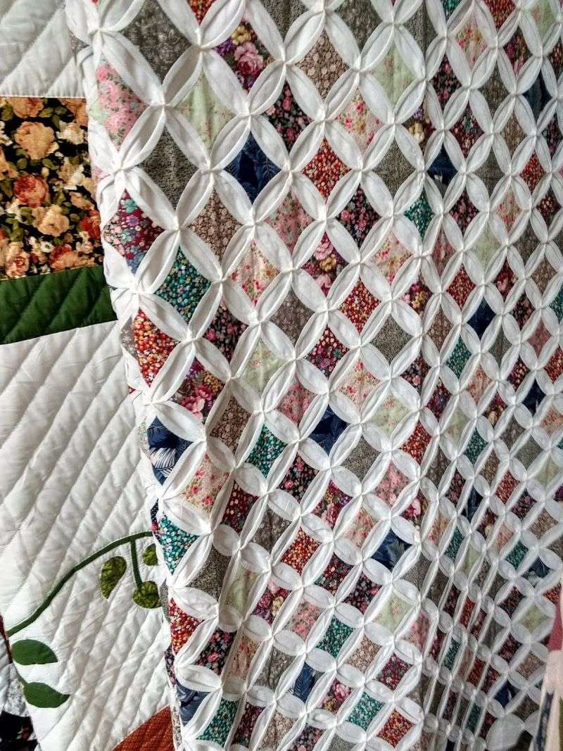 This Charming Amish Town In Missouri Feels Like A Step Back In Time - Decor Hint Quilts And Fabric That Tell A Story