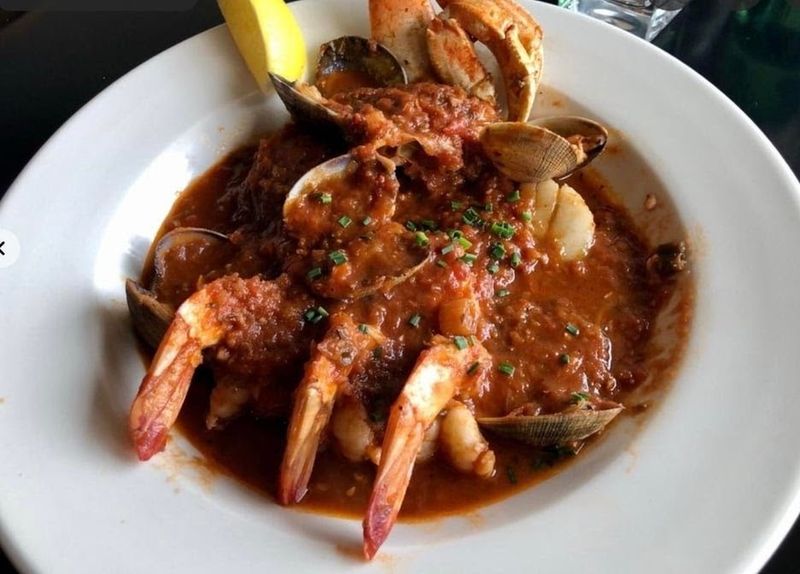 This Foothills Oregon Restaurant Delivers A Surprising Mediterranean Atmosphere - Decor Hint The Cioppino That Gave This Place Its Name