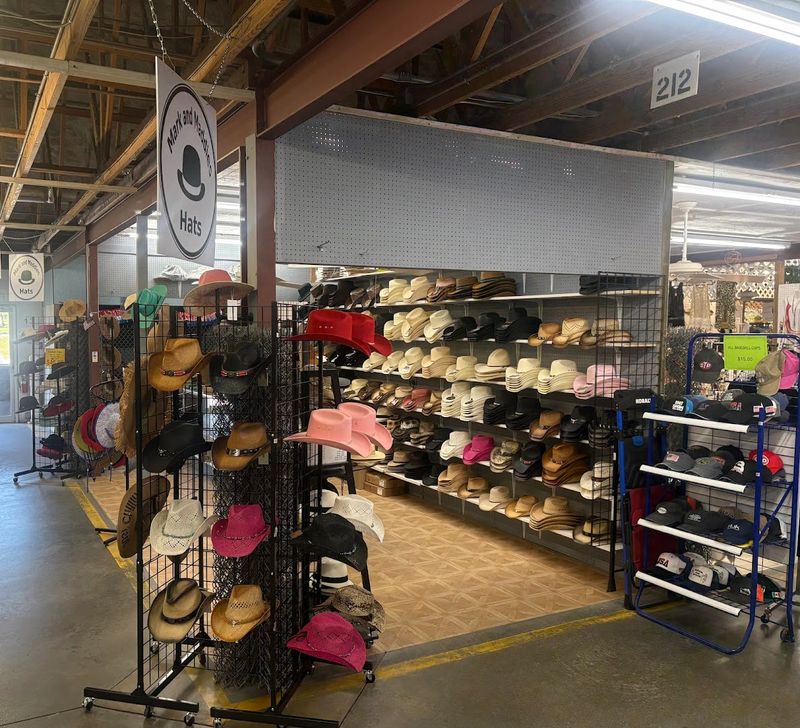 One Of Florida's Biggest Flea Markets Is A Treasure Hunter's Paradise - Decor Hint Vintage Finds Worth Hunting