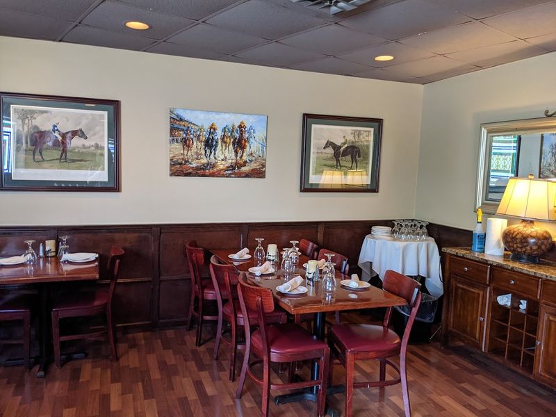 This Italian Spot In Connecticut Serves Calamari So Good People Can't Stop Talking About It - Decor Hint One Of New London's Most Talked-About Restaurants