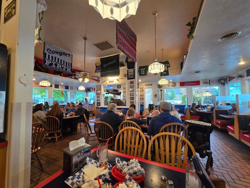 This Idaho Drive-In Keeps Its Carhop Service And Old-School Burger Charm - Decor Hint The Atmosphere Pulls You Back