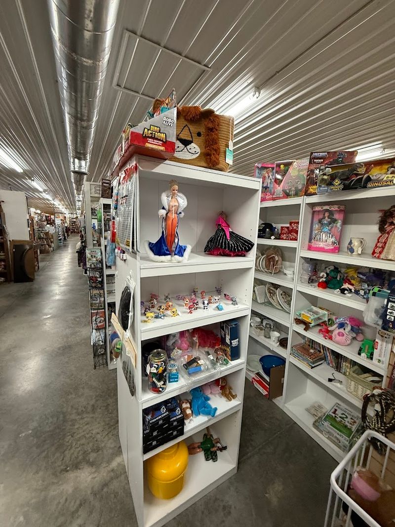 Clearing Your Schedule For This Virginia Flea Market Pays Off Every Time - Decor Hint Plan Your Visit Right