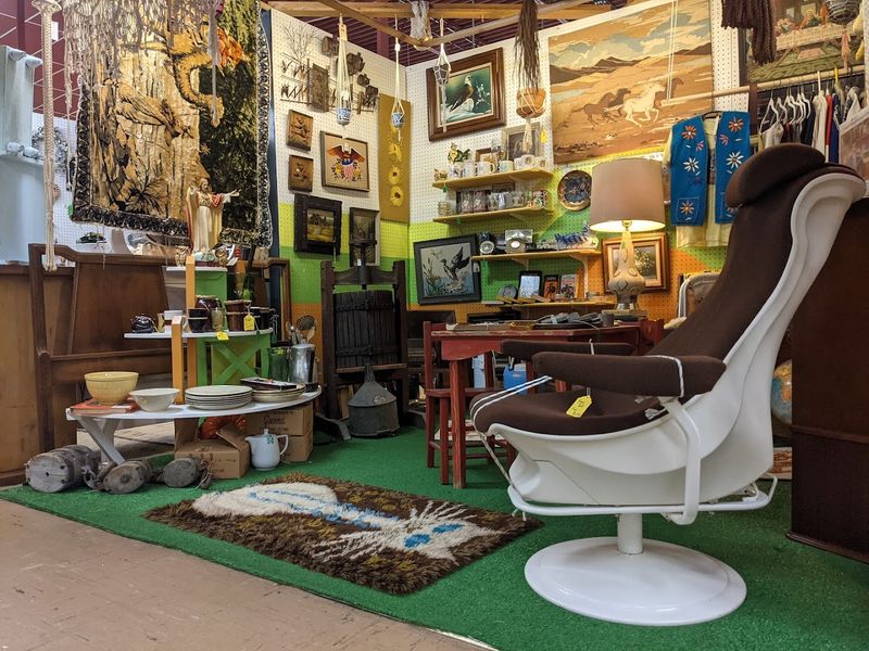Lose Yourself Among The Treasures Inside This Massive New York Antique Warehouse - Decor Hint Vintage Art And Wall Decor
