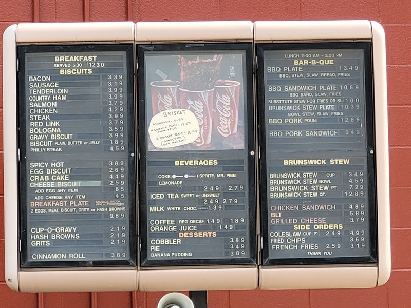 You Haven't Truly Lived Until You've Tried The Biscuits And Gravy At This Georgia Gem - Decor Hint Drive-Thru Convenience Without Sacrificing Quality