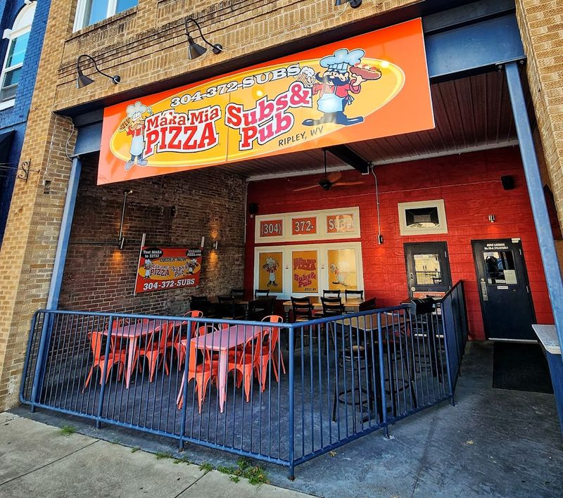 10 West Virginia Pizza Spots That Don't Look Like Much But Keep Drawing Crowds - Decor Hint Maka Mia Pizza Subs And Pub, Ripley