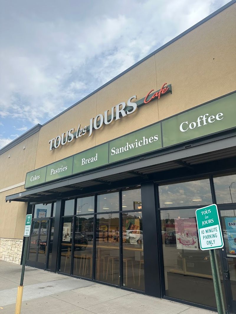 This Nebraska Bakery Makes Flaky Pastries Feel Like A Full-Blown Dessert Hunt - Decor Hint Address For The Dessert Hunt