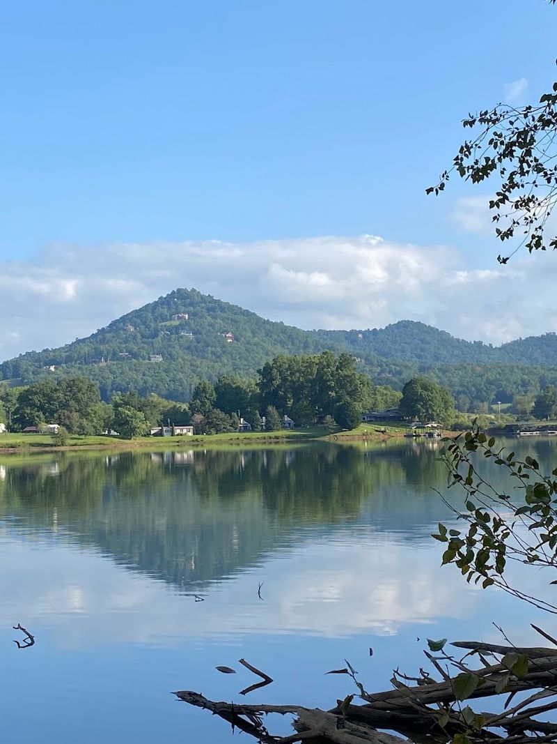 A Mountain Setting That Makes Every Photo Stunning