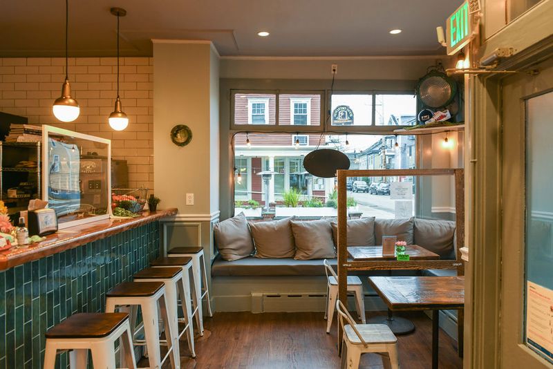 11 Iconic Connecticut Seafood Spots That Rank Among The Best In The Country - Decor Hint Knot Norm's, Norwalk