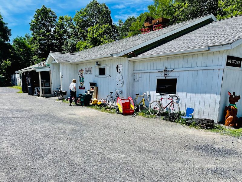 Ravena Barn Flea Market, Ravena