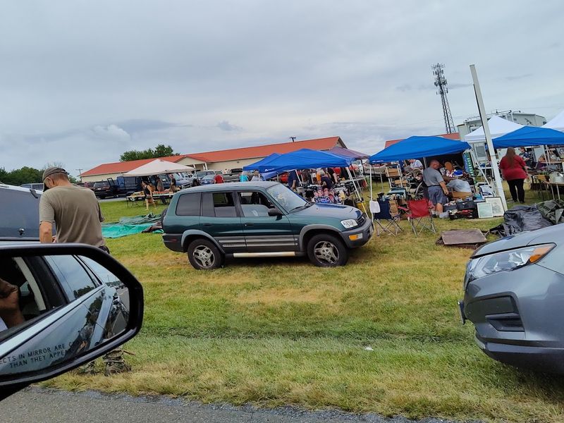 Clearing Your Schedule For This Virginia Flea Market Pays Off Every Time - Decor Hint Outdoor Vendors Add Extra Fun