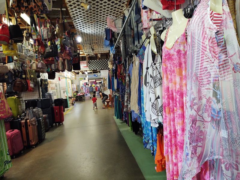 One Of Florida's Biggest Flea Markets Is A Treasure Hunter's Paradise - Decor Hint Clothing And Souvenir Central