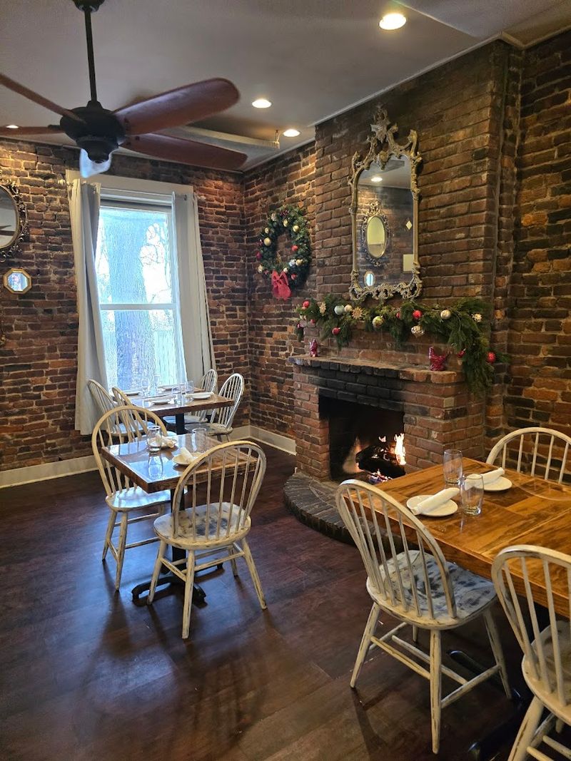 Local Kentucky Restaurant Acknowledged For Having The Best Fried Chicken - Decor Hint An Atmosphere That Feels Like A Cool Friend's Home