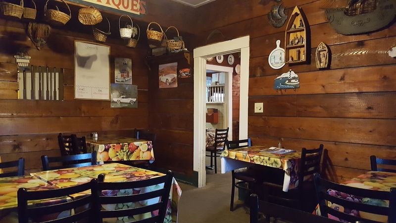 The Tiny Florida Town Where Life Feels Slower, Softer, And Surprisingly Affordable - Decor Hint Slow Mornings At Local Diners