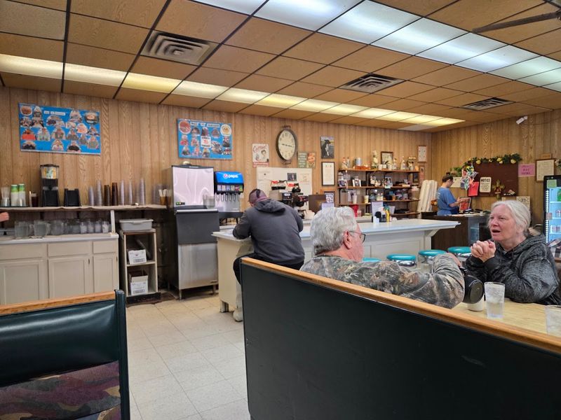 We Found A Cozy Nebraska Diner That Still Serves An Old-Fashioned Breakfast - Decor Hint Sunday Service And The Weekly Buffet