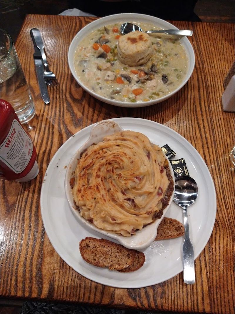 This Classic Connecticut Tavern Is A Must-Visit Spot For Irish Comfort Food - Decor Hint Best For Lunch, Dinner, Or Late Bites