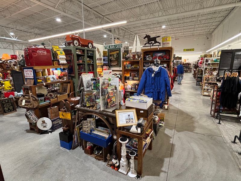 America's Antique Mall - Algonquin