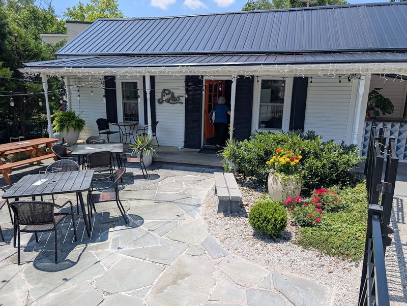 11 Unassuming West Virginia Restaurants Serving Pizza Locals Can't Stop Talking About - Decor Hint Lola's Pizza, Charleston