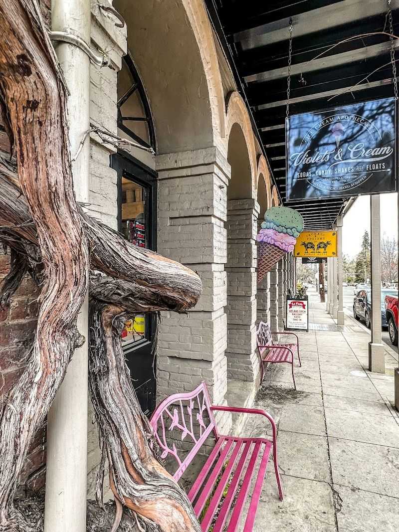 This Oregon Town Looks So Perfect It Feels Like A Movie Set - Decor Hint A Walkable Town That Rewards Every Step