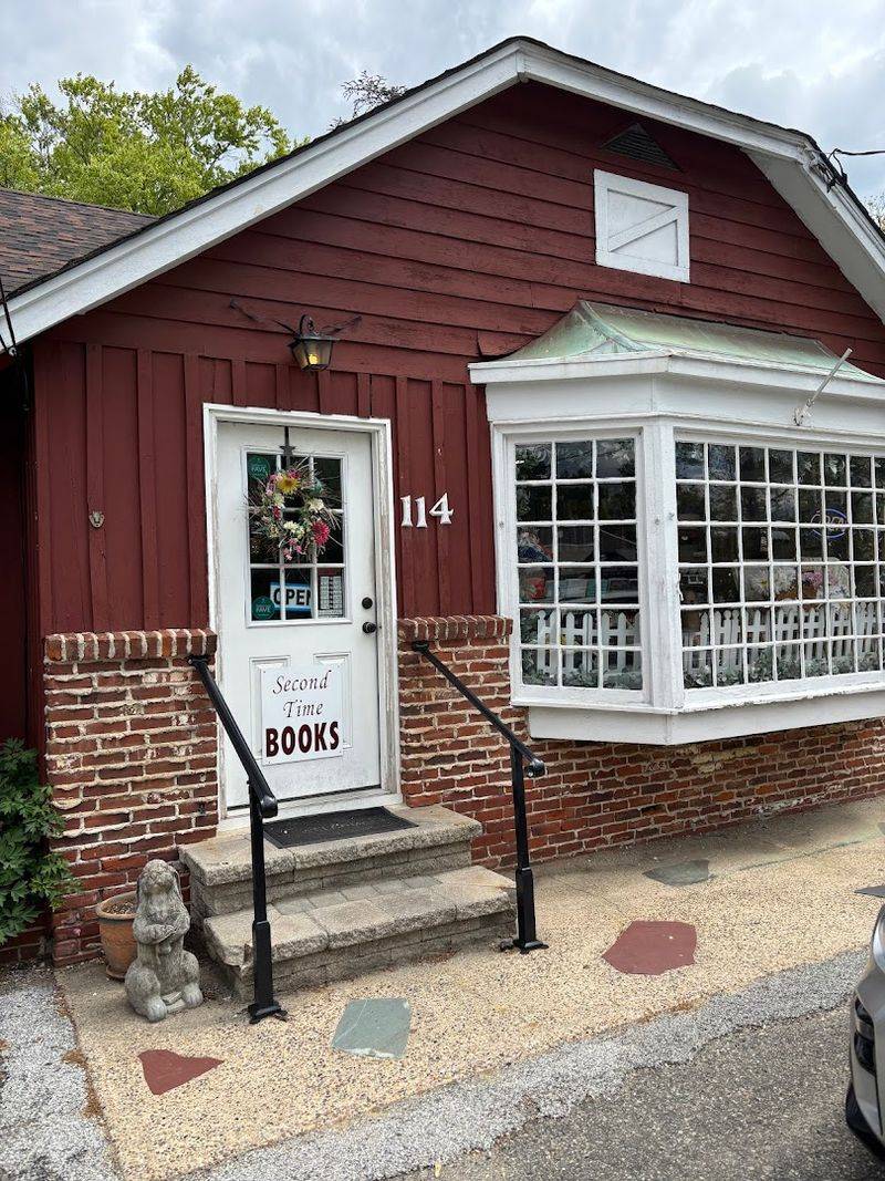 People Travel Across New Jersey To Browse The 50,000 Used Books At This Remarkable Bookstore - Decor Hint The Setting Makes The Whole Experience Feel Special