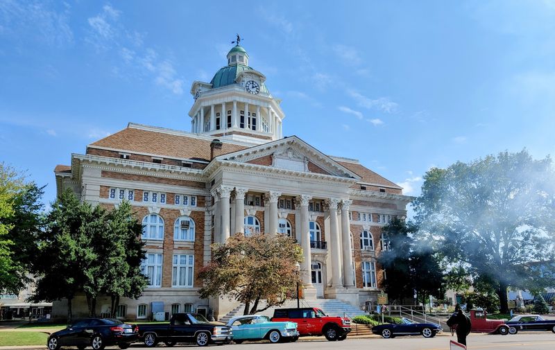 These 11 Peaceful Tennessee Towns Feel Like Simpler Times - Decor Hint Pulaski, Giles County
