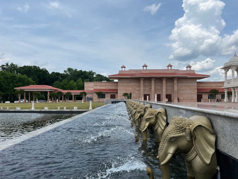 There's A Secret Hindu Palace Somewhere In Georgia And It's Absolutely Stunning - Decor Hint Reflecting Pools And Carved Stone Exteriors Make For Stunning Photography Outside