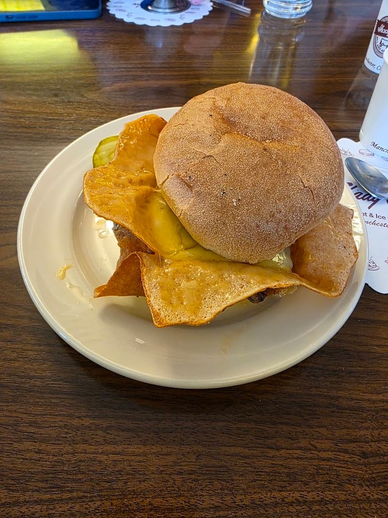 This Classic Connecticut Restaurant Keeps People Coming Back For The Cheeseburgers Alone - Decor Hint Cash Only Rules Still Apply Here