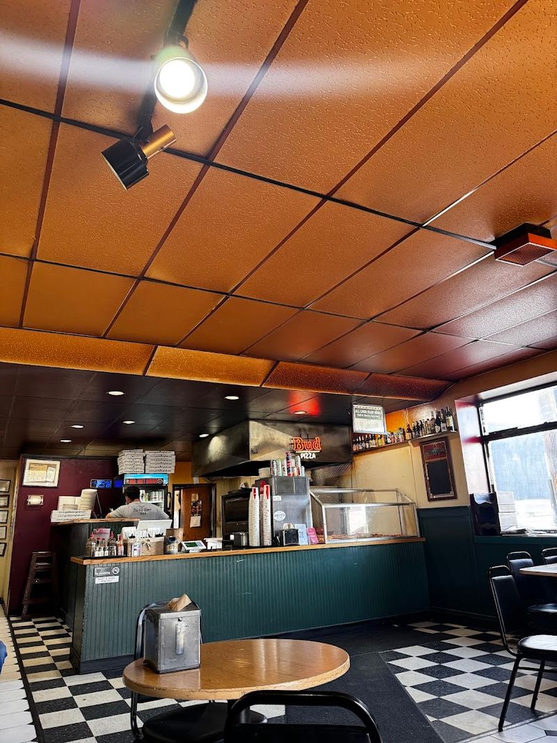 Great Pizza Keeps Idaho Crowds Squeezing Into This Humble Little Joint - Decor Hint Why Locals Keep Squeezing Back In