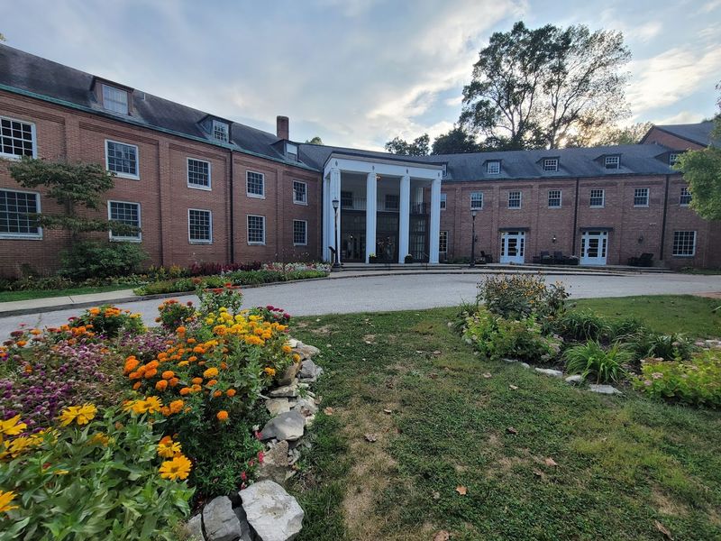 Relaxing Weekend Getaways In Indiana That Deserve A Spot On Your Travel List - Decor Hint Canyon Inn At McCormick's Creek State Park