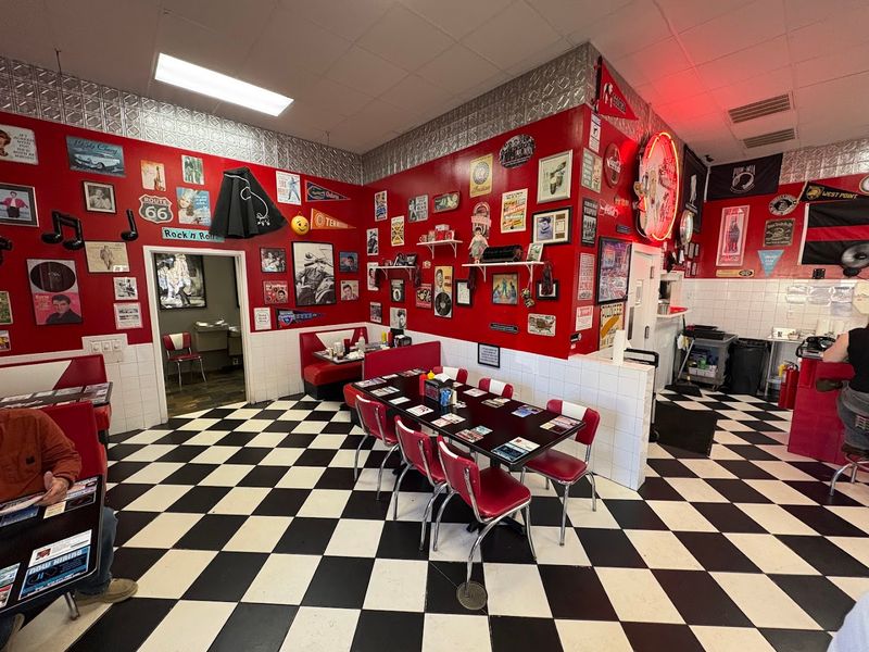Hot Rod's Diner, Social Circle