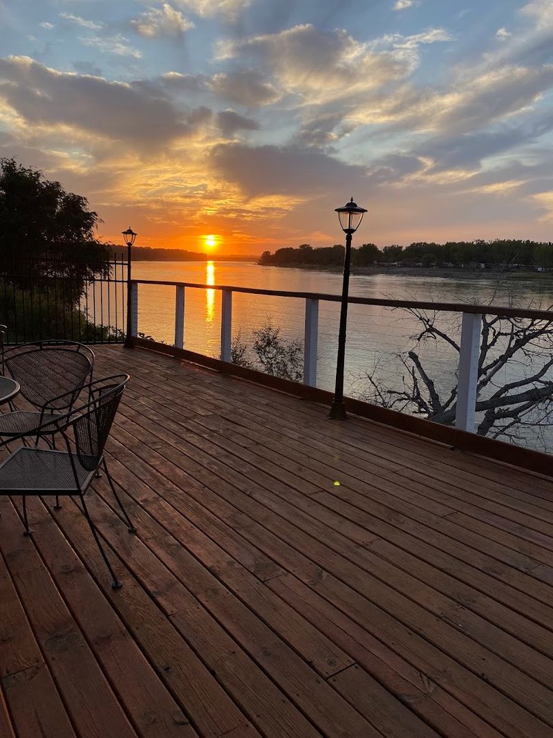 Murdo's Aten Resort, Crofton