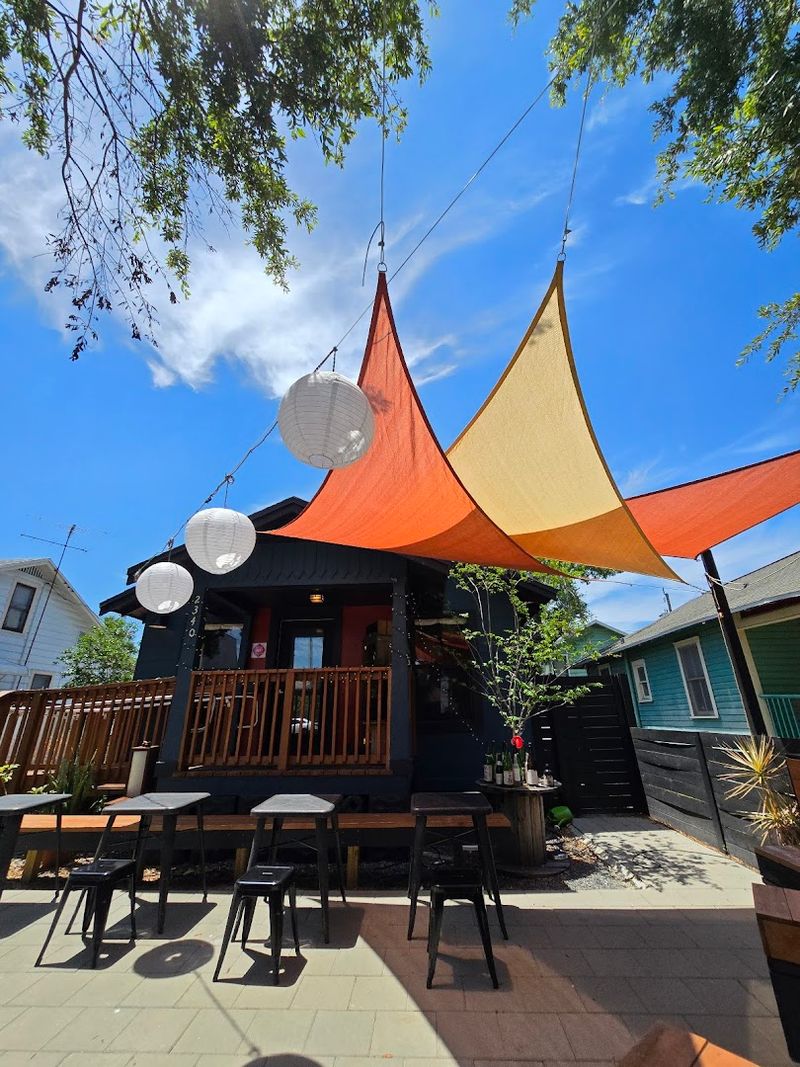 Noisy Crane Tea House, Tampa