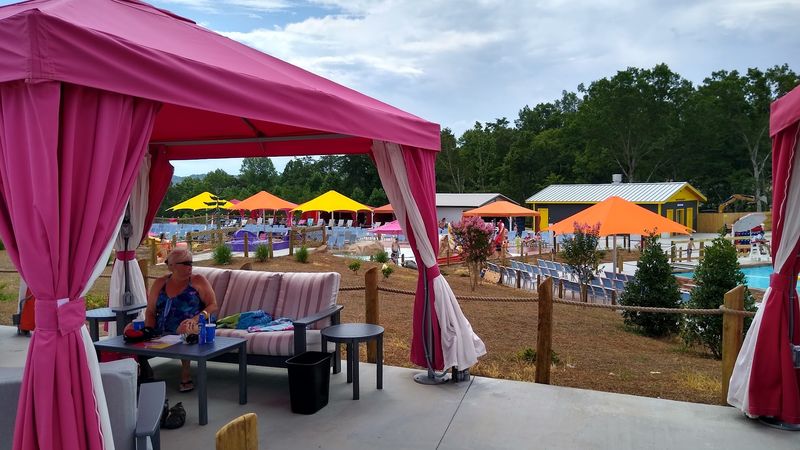 This Huge Tennessee Waterpark Is A Summer Dream Come True - Decor Hint Food Options That Keep The Energy Going